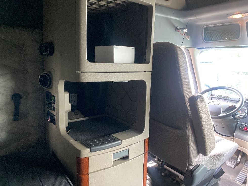 Sleeper Tractor-Heavy Duty Tractors-Freightliner-2019-Cascadia 12564ST-Greensboro-NC-389,137\n\t\tmiles-$ 63,500 - Image 19