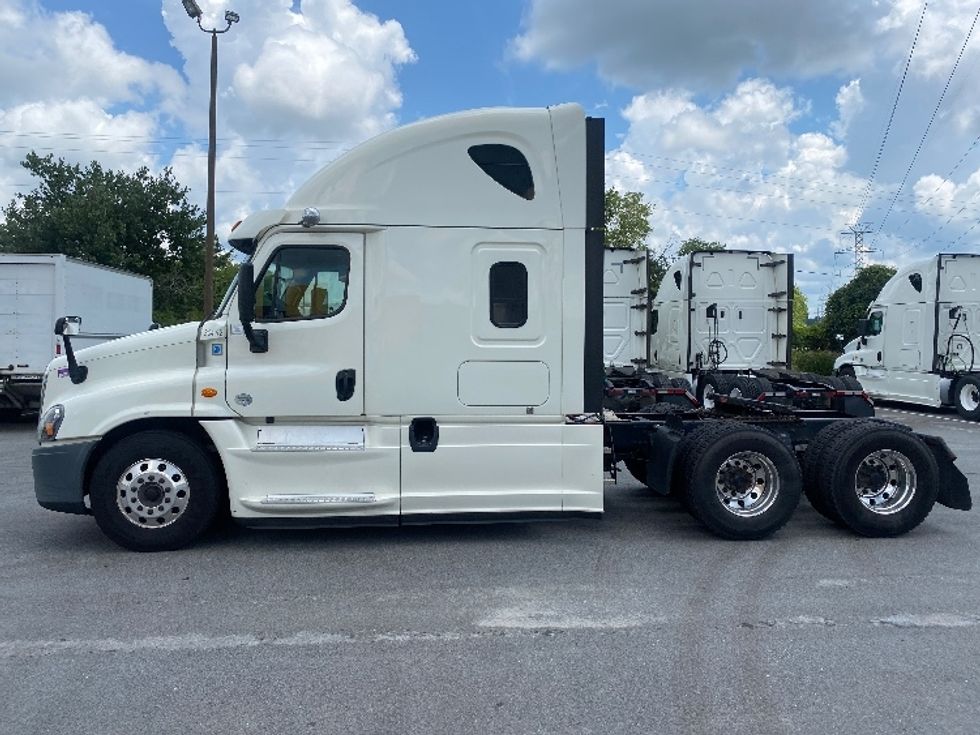 Sleeper Tractor-Heavy Duty Tractors-Freightliner-2019-Cascadia 12564ST-Greensboro-NC-389,137\n\t\tmiles-$ 63,500 - Image 4
