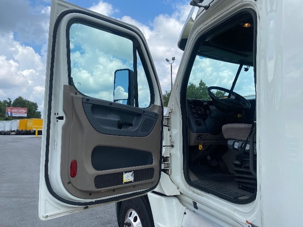 Sleeper Tractor-Heavy Duty Tractors-Freightliner-2019-Cascadia 12564ST-Greensboro-NC-389,137\n\t\tmiles-$ 63,500 - Image 9