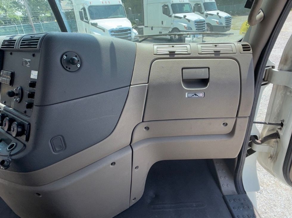 Sleeper Tractor-Heavy Duty Tractors-Freightliner-2019-Cascadia 12564ST-Greensboro-NC-551,176\n\t\tmiles-$ 45,500 - Image 11