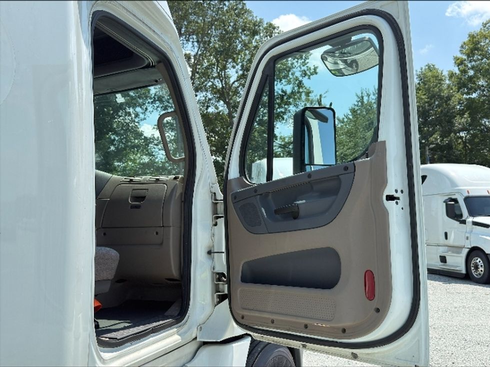 Sleeper Tractor-Heavy Duty Tractors-Freightliner-2019-Cascadia 12564ST-Greensboro-NC-551,176\n\t\tmiles-$ 45,500 - Image 13