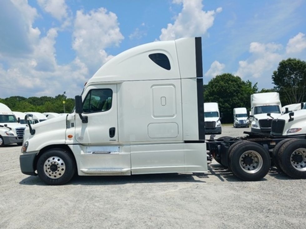 Sleeper Tractor-Heavy Duty Tractors-Freightliner-2019-Cascadia 12564ST-Greensboro-NC-551,176\n\t\tmiles-$ 45,500 - Image 2