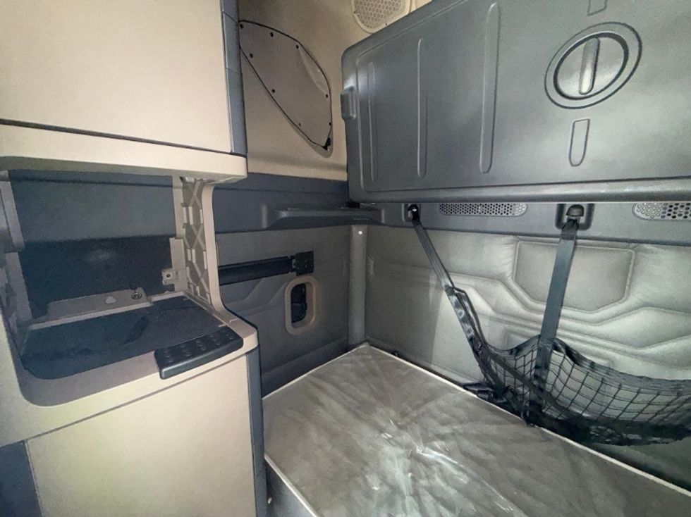 Sleeper Tractor-Heavy Duty Tractors-Freightliner-2019-Cascadia 12564ST-Greensboro-NC-551,176\n\t\tmiles-$ 45,500 - Image 9