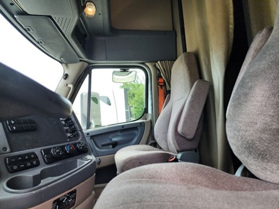 Sleeper Tractor-Heavy Duty Tractors-Freightliner-2019-Cascadia 12564ST-Greensboro-NC-656,393\n\t\tmiles-$ 46,250 - Image 11