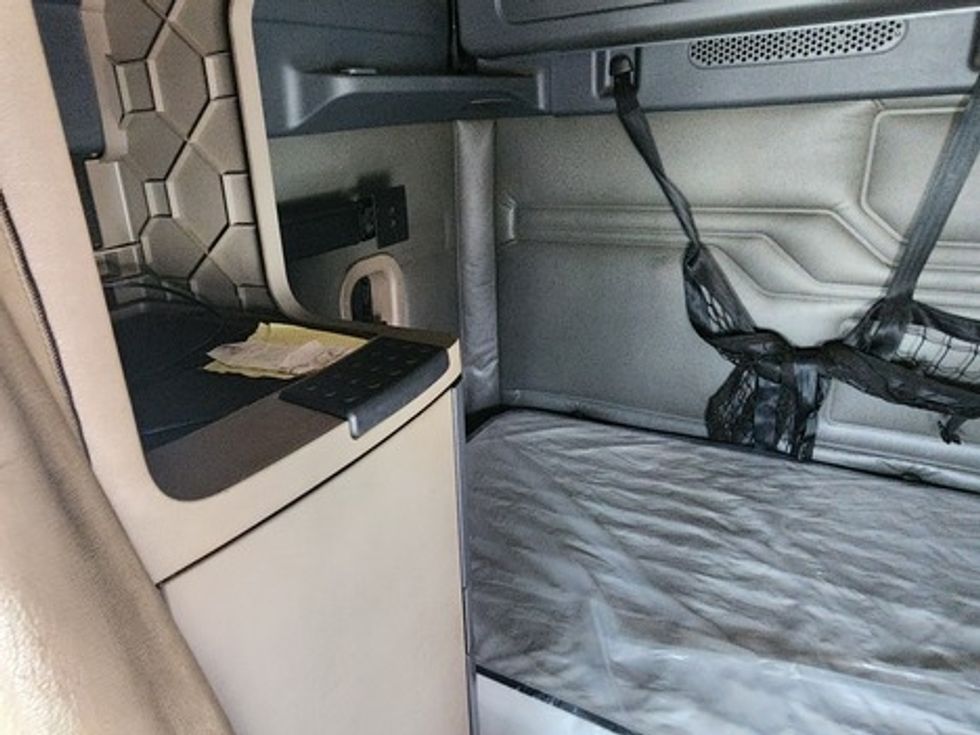 Sleeper Tractor-Heavy Duty Tractors-Freightliner-2019-Cascadia 12564ST-Greensboro-NC-656,393\n\t\tmiles-$ 46,250 - Image 13