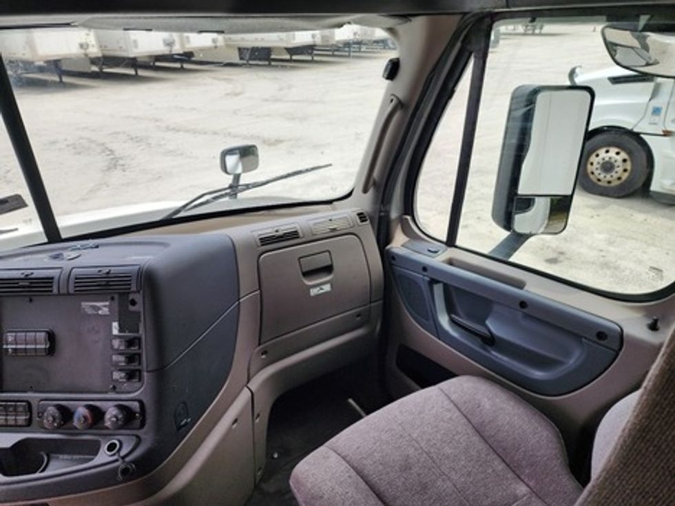 Sleeper Tractor-Heavy Duty Tractors-Freightliner-2019-Cascadia 12564ST-Greensboro-NC-656,393\n\t\tmiles-$ 46,250 - Image 17