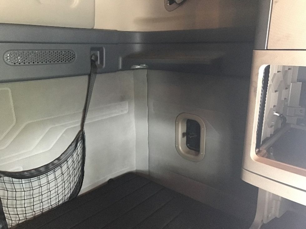 Sleeper Tractor-Heavy Duty Tractors-Freightliner-2019-Cascadia 12564ST-Harrisburg-PA-507,690\n\t\tmiles-$ 52,000 - Image 18