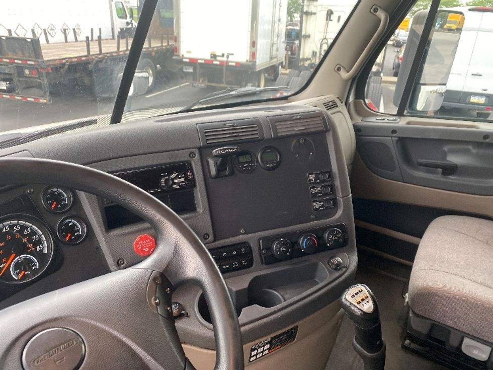 Sleeper Tractor-Heavy Duty Tractors-Freightliner-2019-Cascadia 12564ST-Harrisburg-PA-581,941\n\t\tmiles-$ 44,750 - Image 11