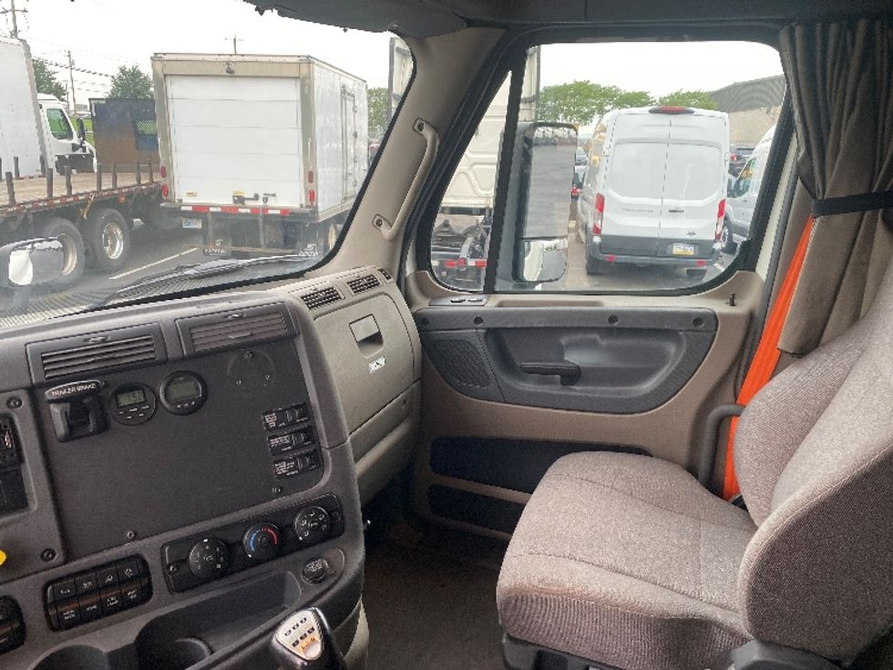 Sleeper Tractor-Heavy Duty Tractors-Freightliner-2019-Cascadia 12564ST-Harrisburg-PA-581,941\n\t\tmiles-$ 44,750 - Image 12