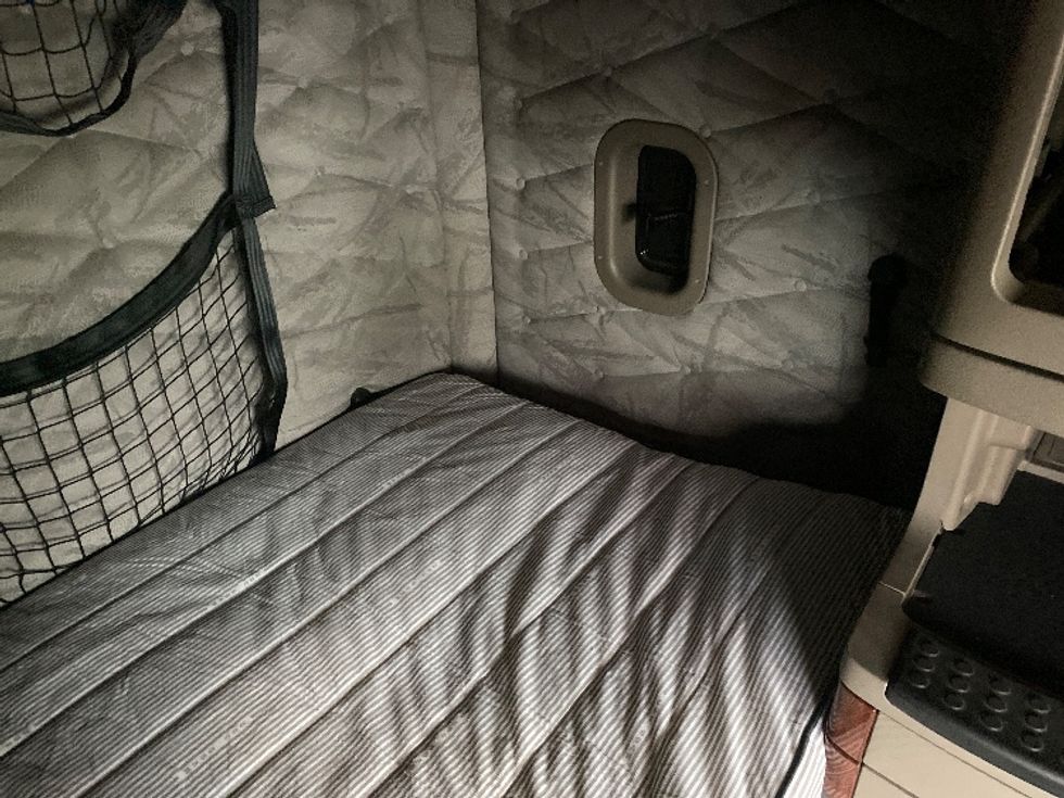 Sleeper Tractor-Heavy Duty Tractors-Freightliner-2019-Cascadia 12564ST-Harrisburg-PA-581,941\n\t\tmiles-$ 44,750 - Image 17