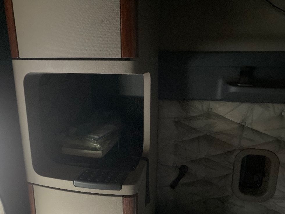 Sleeper Tractor-Heavy Duty Tractors-Freightliner-2019-Cascadia 12564ST-Harrisburg-PA-581,941\n\t\tmiles-$ 44,750 - Image 19