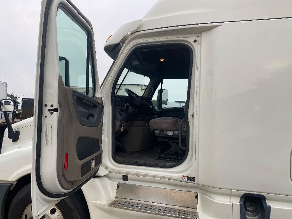 Sleeper Tractor-Heavy Duty Tractors-Freightliner-2019-Cascadia 12564ST-Harrisburg-PA-581,941\n\t\tmiles-$ 44,750 - Image 9