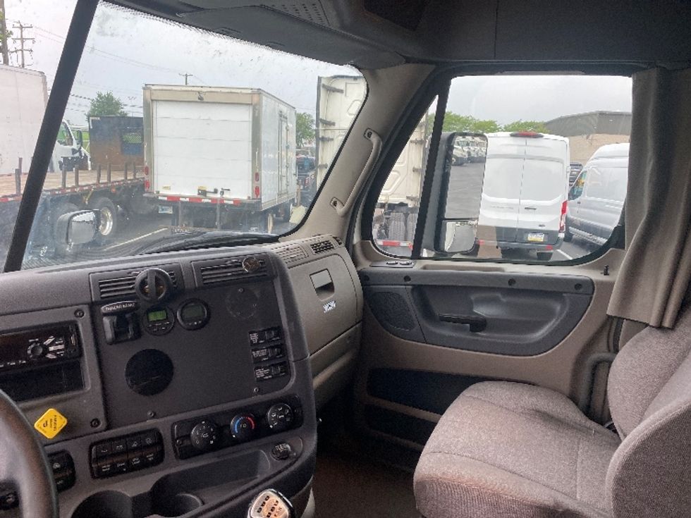 Sleeper Tractor-Heavy Duty Tractors-Freightliner-2019-Cascadia 12564ST-Harrisburg-PA-583,747\n\t\tmiles-$ 44,750 - Image 12