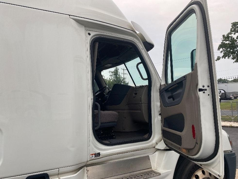 Sleeper Tractor-Heavy Duty Tractors-Freightliner-2019-Cascadia 12564ST-Harrisburg-PA-583,747\n\t\tmiles-$ 44,750 - Image 13