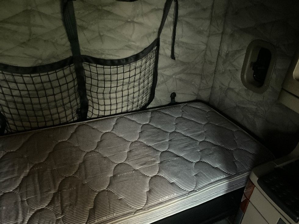 Sleeper Tractor-Heavy Duty Tractors-Freightliner-2019-Cascadia 12564ST-Harrisburg-PA-583,747\n\t\tmiles-$ 44,750 - Image 17