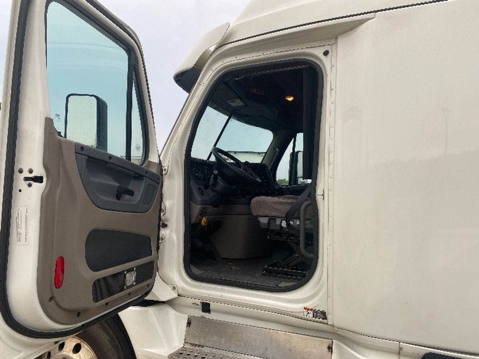Sleeper Tractor-Heavy Duty Tractors-Freightliner-2019-Cascadia 12564ST-Harrisburg-PA-583,747\n\t\tmiles-$ 44,750 - Image 9