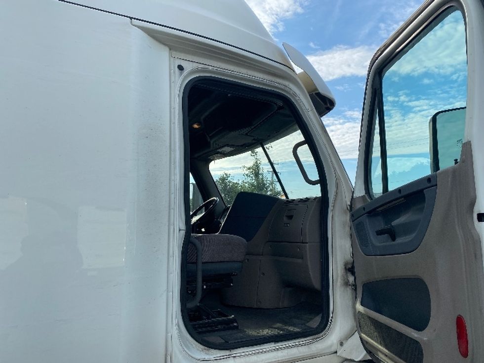 Sleeper Tractor-Heavy Duty Tractors-Freightliner-2019-Cascadia 12564ST-Harrisburg-PA-646,125\n\t\tmiles-$ 40,250 - Image 13