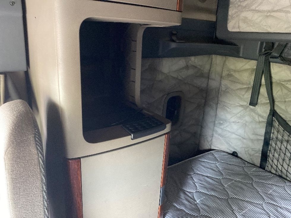 Sleeper Tractor-Heavy Duty Tractors-Freightliner-2019-Cascadia 12564ST-Harrisburg-PA-646,125\n\t\tmiles-$ 40,250 - Image 19