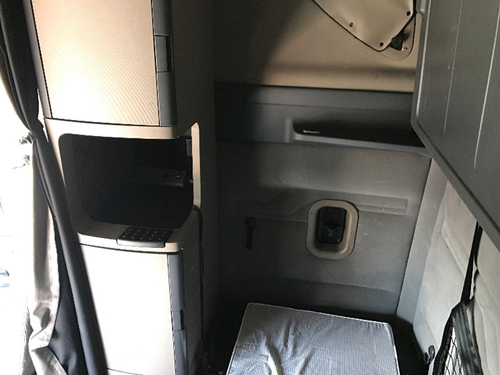 Sleeper Tractor-Heavy Duty Tractors-Freightliner-2019-Cascadia 12564ST-Harrisonburg-VA-460,833\n\t\tmiles-$ 54,250 - Image 19