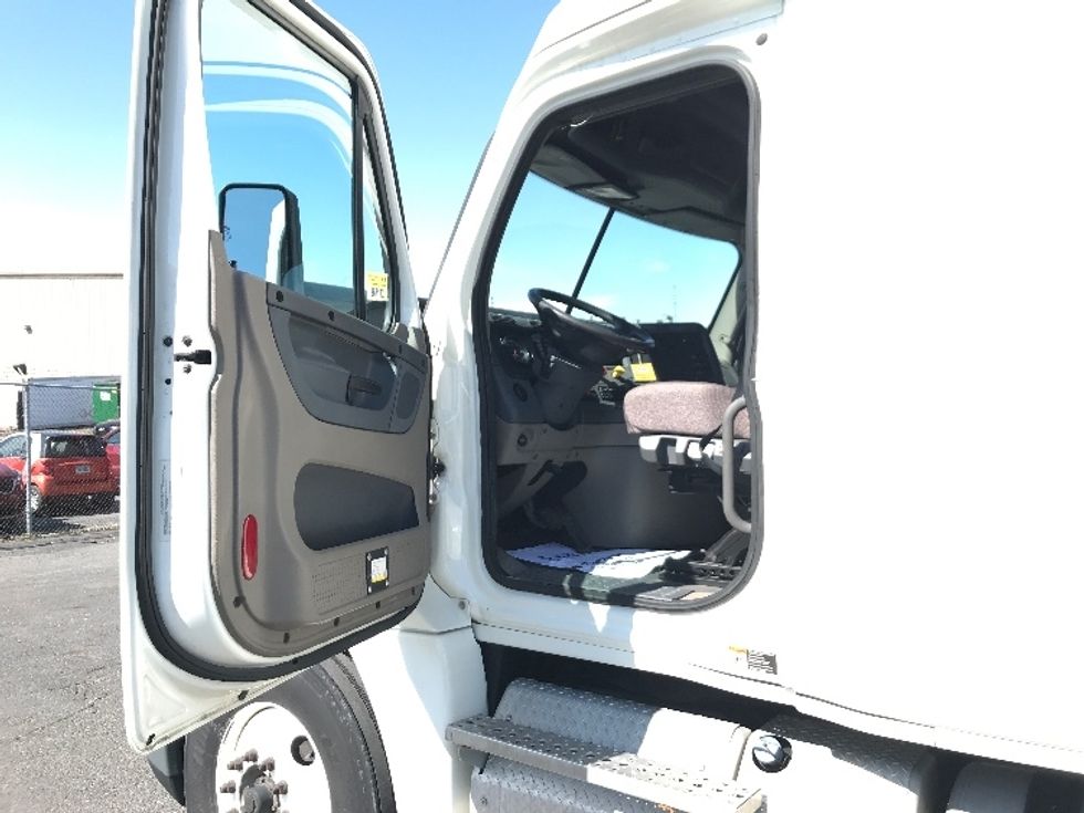 Sleeper Tractor-Heavy Duty Tractors-Freightliner-2019-Cascadia 12564ST-Harrisonburg-VA-460,833\n\t\tmiles-$ 54,250 - Image 9