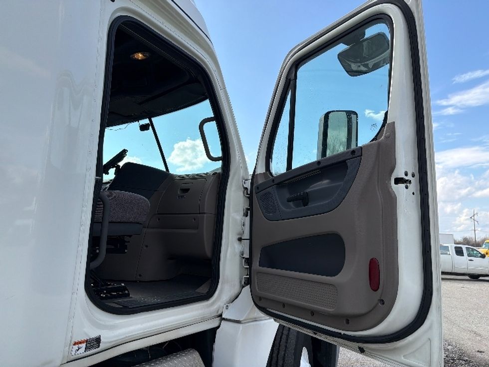 Sleeper Tractor-Heavy Duty Tractors-Freightliner-2019-Cascadia 12564ST-Harrisonburg-VA-538,803\n\t\tmiles-$ 43,250 - Image 13