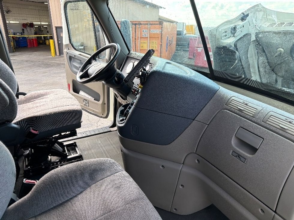 Sleeper Tractor-Heavy Duty Tractors-Freightliner-2019-Cascadia 12564ST-Harrisonburg-VA-538,803\n\t\tmiles-$ 43,250 - Image 15