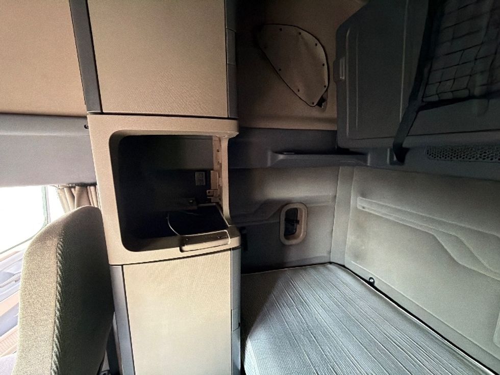 Sleeper Tractor-Heavy Duty Tractors-Freightliner-2019-Cascadia 12564ST-Harrisonburg-VA-538,803\n\t\tmiles-$ 43,250 - Image 19