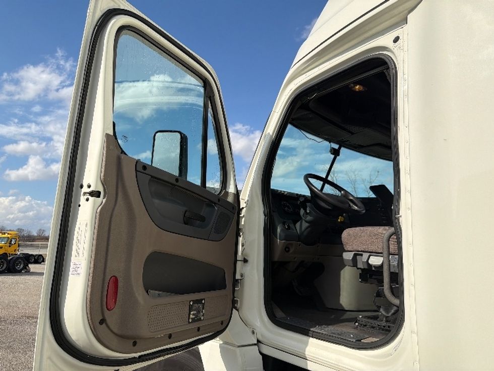 Sleeper Tractor-Heavy Duty Tractors-Freightliner-2019-Cascadia 12564ST-Harrisonburg-VA-538,803\n\t\tmiles-$ 43,250 - Image 9