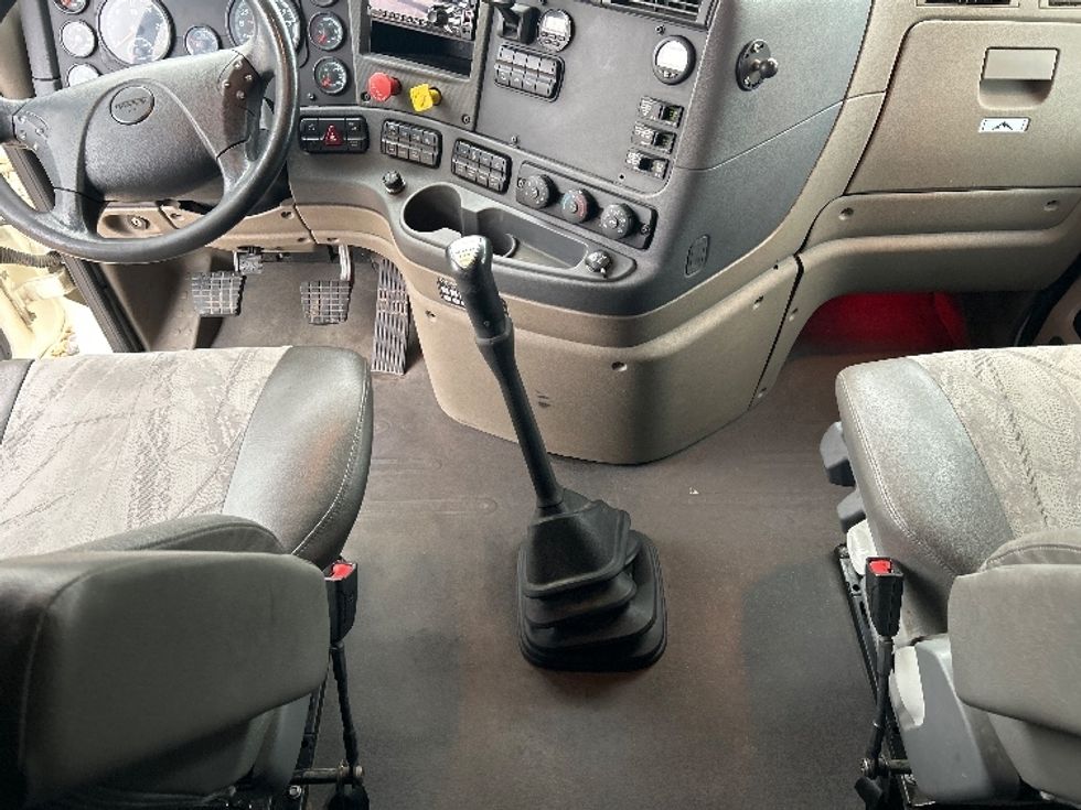 Sleeper Tractor-Heavy Duty Tractors-Freightliner-2019-Cascadia 12564ST-Houston-TX-246,451\n\t\tmiles-$ 59,750 - Image 12