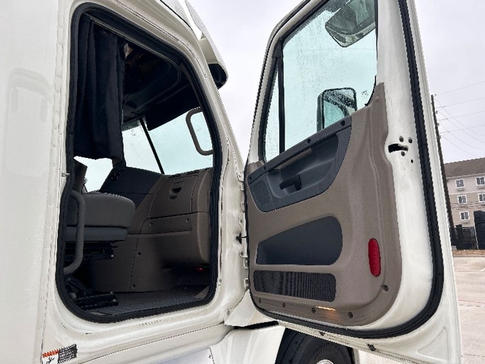 Sleeper Tractor-Heavy Duty Tractors-Freightliner-2019-Cascadia 12564ST-Houston-TX-246,451\n\t\tmiles-$ 59,750 - Image 13