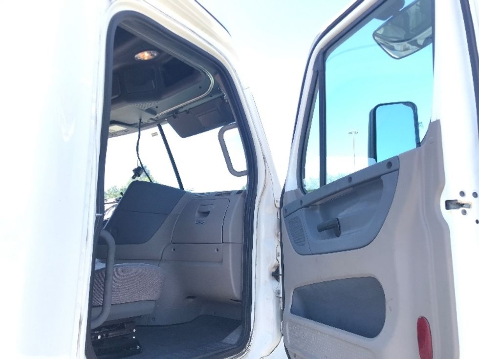 Sleeper Tractor-Heavy Duty Tractors-Freightliner-2019-Cascadia 12564ST-Houston-TX-308,257\n\t\tmiles-$ 63,000 - Image 13