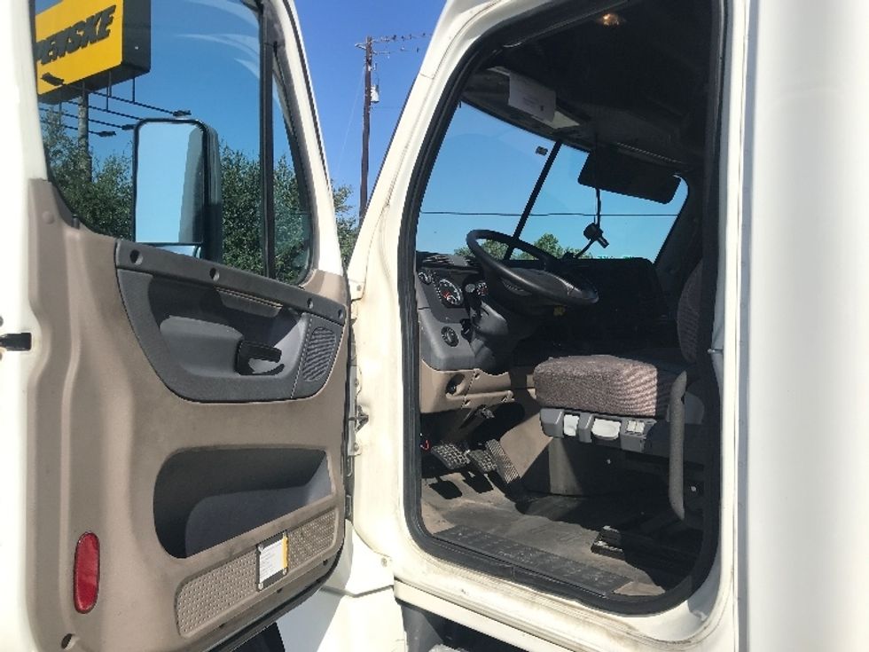 Sleeper Tractor-Heavy Duty Tractors-Freightliner-2019-Cascadia 12564ST-Houston-TX-308,257\n\t\tmiles-$ 63,000 - Image 9