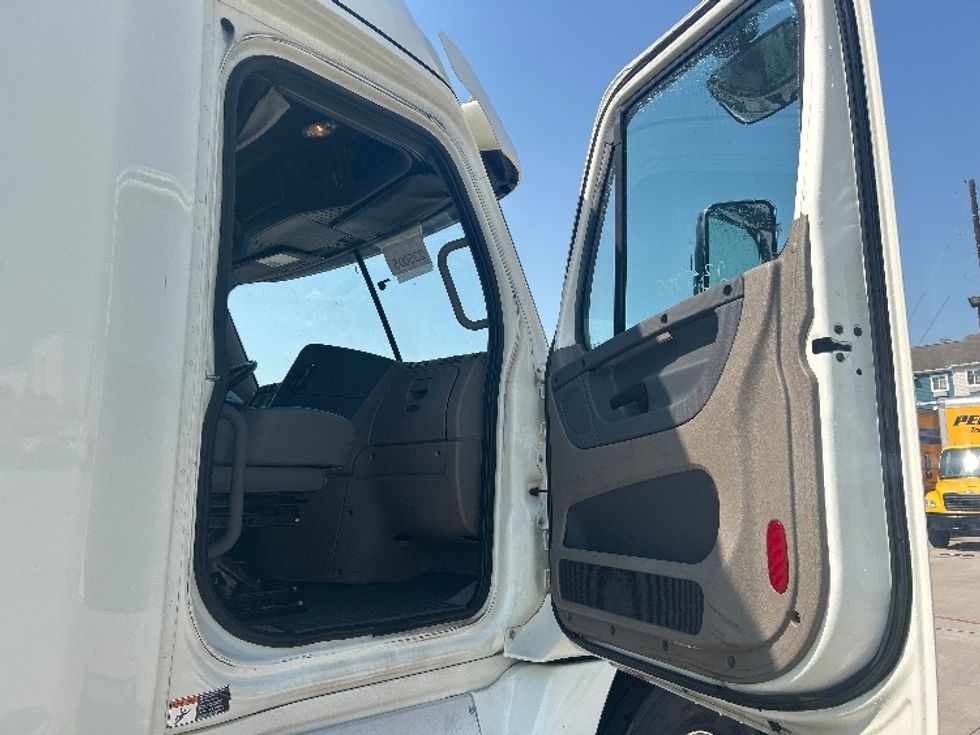 Sleeper Tractor-Heavy Duty Tractors-Freightliner-2019-Cascadia 12564ST-Houston-TX-336,435\n\t\tmiles-$ 62,250 - Image 13