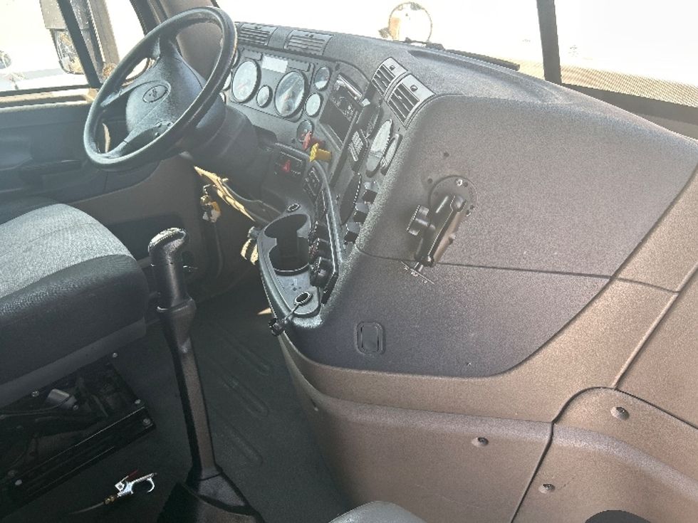 Sleeper Tractor-Heavy Duty Tractors-Freightliner-2019-Cascadia 12564ST-Houston-TX-336,435\n\t\tmiles-$ 62,250 - Image 15