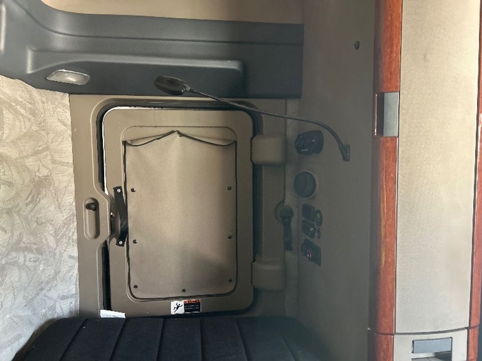 Sleeper Tractor-Heavy Duty Tractors-Freightliner-2019-Cascadia 12564ST-Houston-TX-336,435\n\t\tmiles-$ 62,250 - Image 18