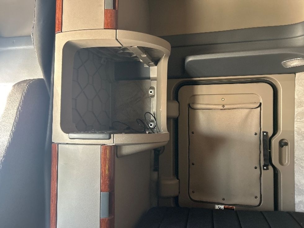 Sleeper Tractor-Heavy Duty Tractors-Freightliner-2019-Cascadia 12564ST-Houston-TX-336,435\n\t\tmiles-$ 62,250 - Image 19