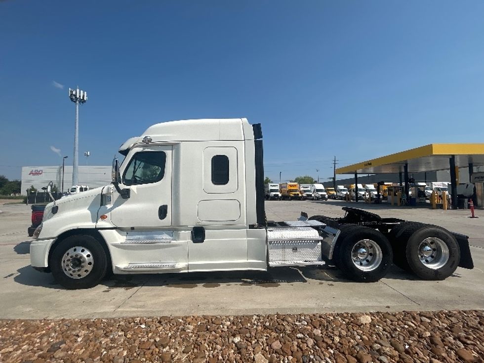 Sleeper Tractor-Heavy Duty Tractors-Freightliner-2019-Cascadia 12564ST-Houston-TX-336,435\n\t\tmiles-$ 62,250 - Image 4