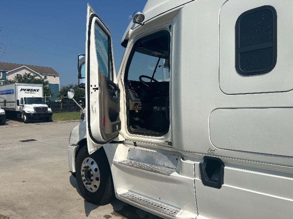 Sleeper Tractor-Heavy Duty Tractors-Freightliner-2019-Cascadia 12564ST-Houston-TX-336,435\n\t\tmiles-$ 62,250 - Image 9