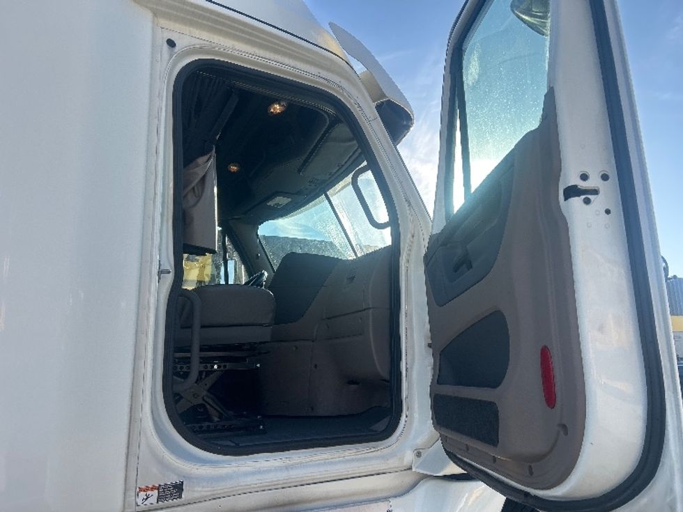 Sleeper Tractor-Heavy Duty Tractors-Freightliner-2019-Cascadia 12564ST-Houston-TX-468,960\n\t\tmiles-$ 47,750 - Image 12