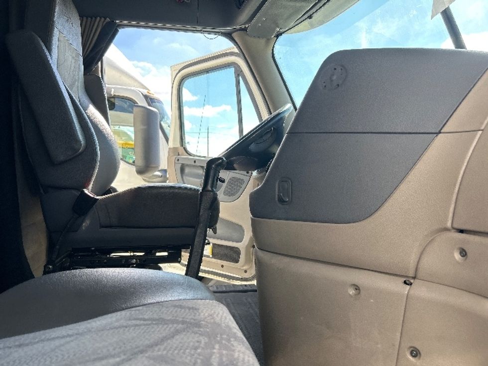 Sleeper Tractor-Heavy Duty Tractors-Freightliner-2019-Cascadia 12564ST-Houston-TX-468,960\n\t\tmiles-$ 47,750 - Image 14