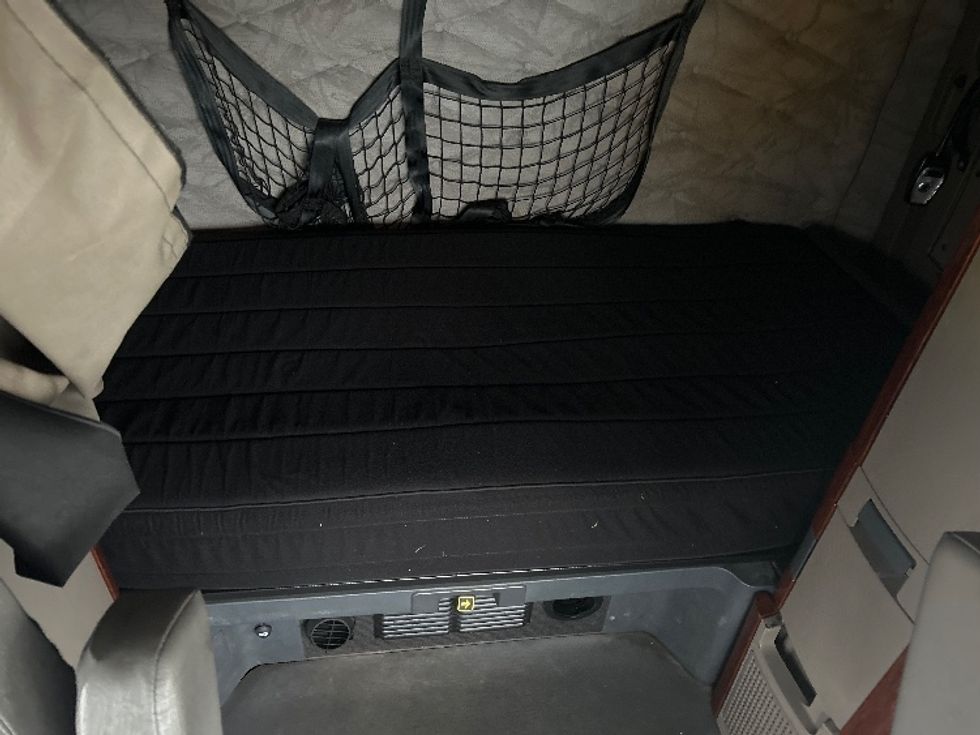 Sleeper Tractor-Heavy Duty Tractors-Freightliner-2019-Cascadia 12564ST-Houston-TX-692,178\n\t\tmiles-$ 35,250 - Image 16