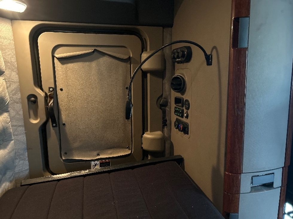 Sleeper Tractor-Heavy Duty Tractors-Freightliner-2019-Cascadia 12564ST-Houston-TX-692,178\n\t\tmiles-$ 35,250 - Image 17