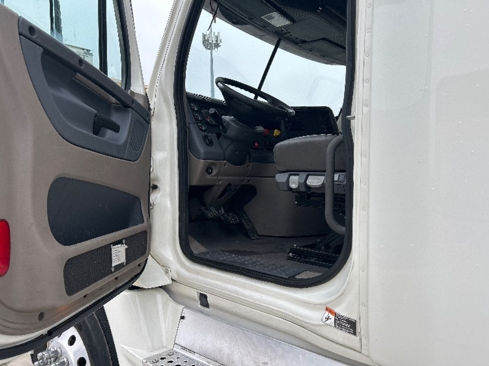 Sleeper Tractor-Heavy Duty Tractors-Freightliner-2019-Cascadia 12564ST-Houston-TX-692,178\n\t\tmiles-$ 35,250 - Image 9