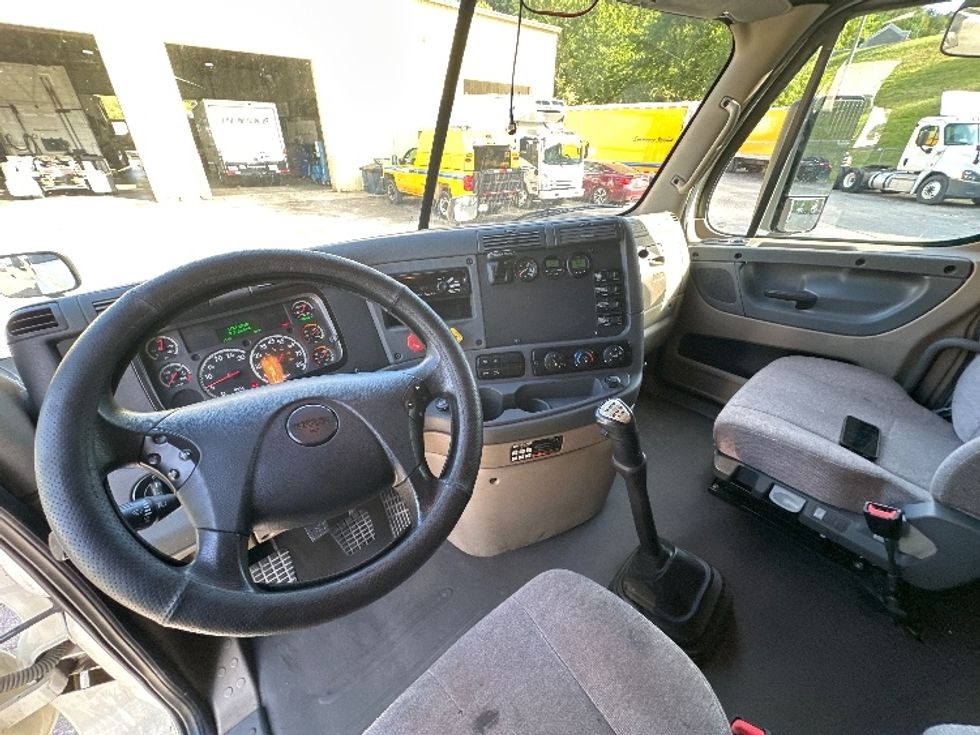 Sleeper Tractor-Heavy Duty Tractors-Freightliner-2019-Cascadia 12564ST-Huntington-WV-392,724\n\t\tmiles-$ 52,750 - Image 10