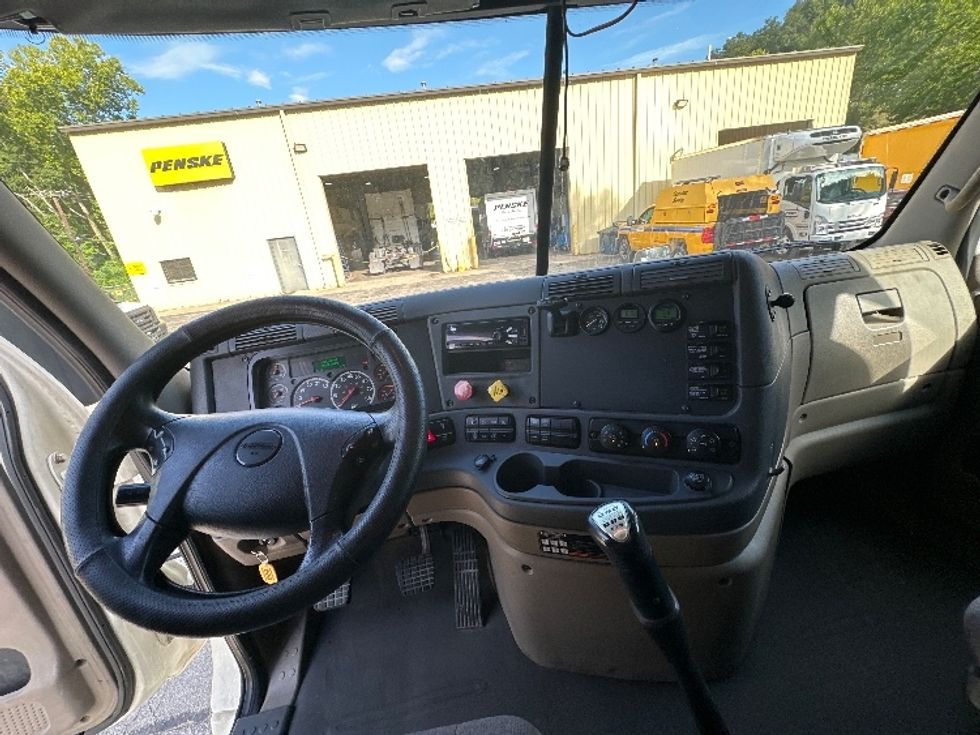 Sleeper Tractor-Heavy Duty Tractors-Freightliner-2019-Cascadia 12564ST-Huntington-WV-392,724\n\t\tmiles-$ 52,750 - Image 12