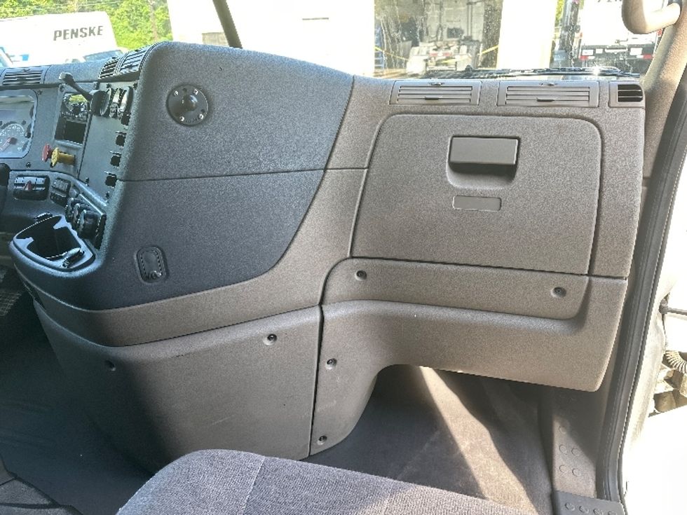 Sleeper Tractor-Heavy Duty Tractors-Freightliner-2019-Cascadia 12564ST-Huntington-WV-392,724\n\t\tmiles-$ 52,750 - Image 14