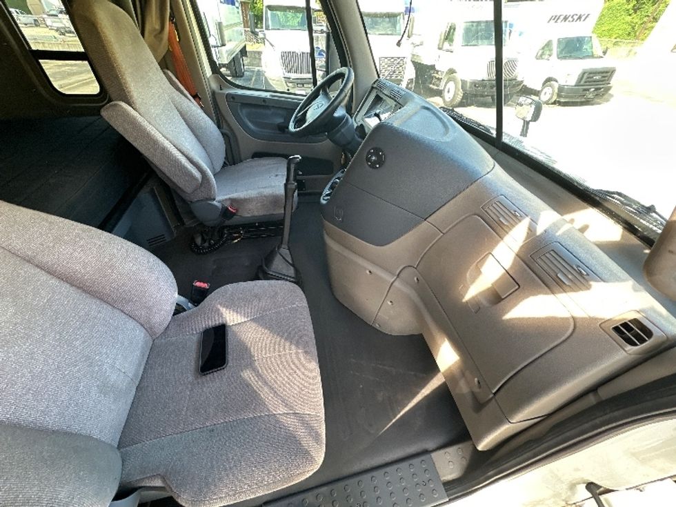 Sleeper Tractor-Heavy Duty Tractors-Freightliner-2019-Cascadia 12564ST-Huntington-WV-392,724\n\t\tmiles-$ 52,750 - Image 15