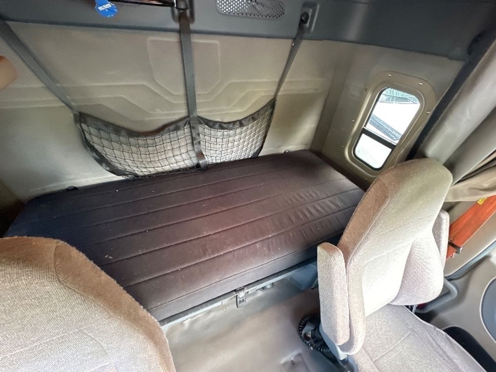 Sleeper Tractor-Heavy Duty Tractors-Freightliner-2019-Cascadia 12564ST-Huntington-WV-392,724\n\t\tmiles-$ 52,750 - Image 17