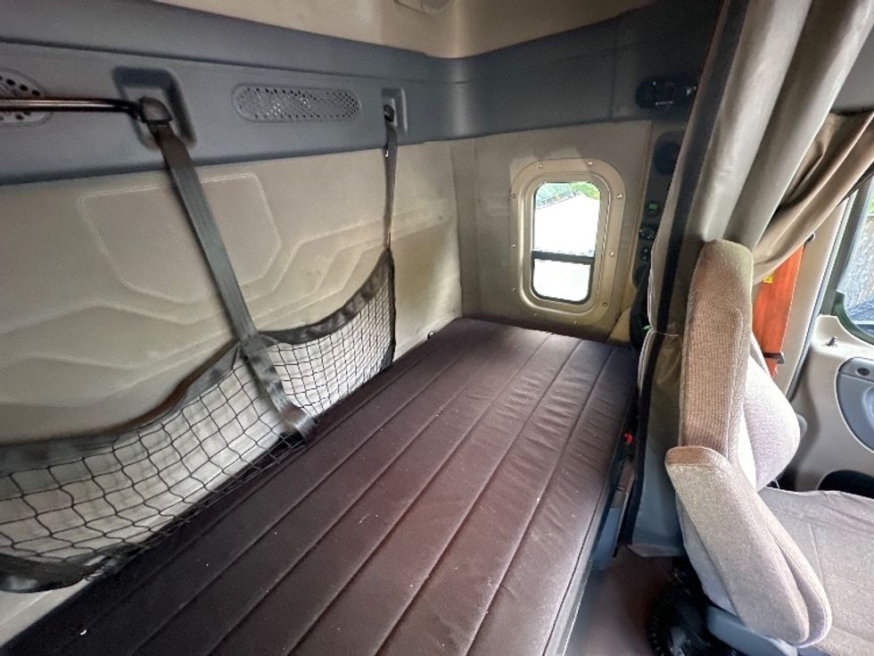 Sleeper Tractor-Heavy Duty Tractors-Freightliner-2019-Cascadia 12564ST-Huntington-WV-392,724\n\t\tmiles-$ 52,750 - Image 18