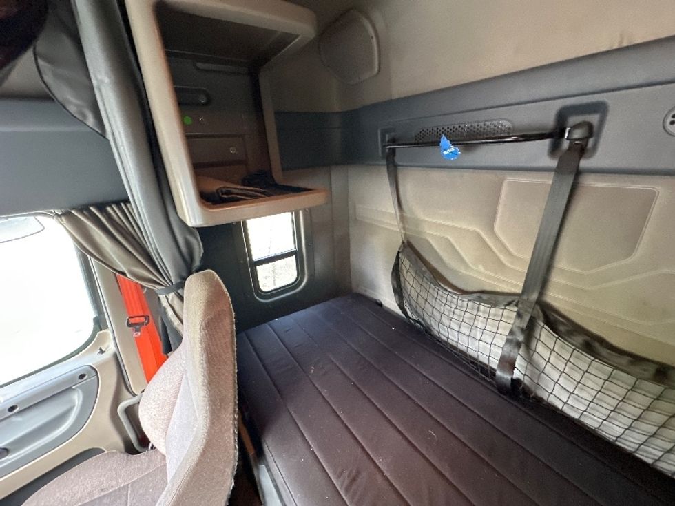 Sleeper Tractor-Heavy Duty Tractors-Freightliner-2019-Cascadia 12564ST-Huntington-WV-392,724\n\t\tmiles-$ 52,750 - Image 19